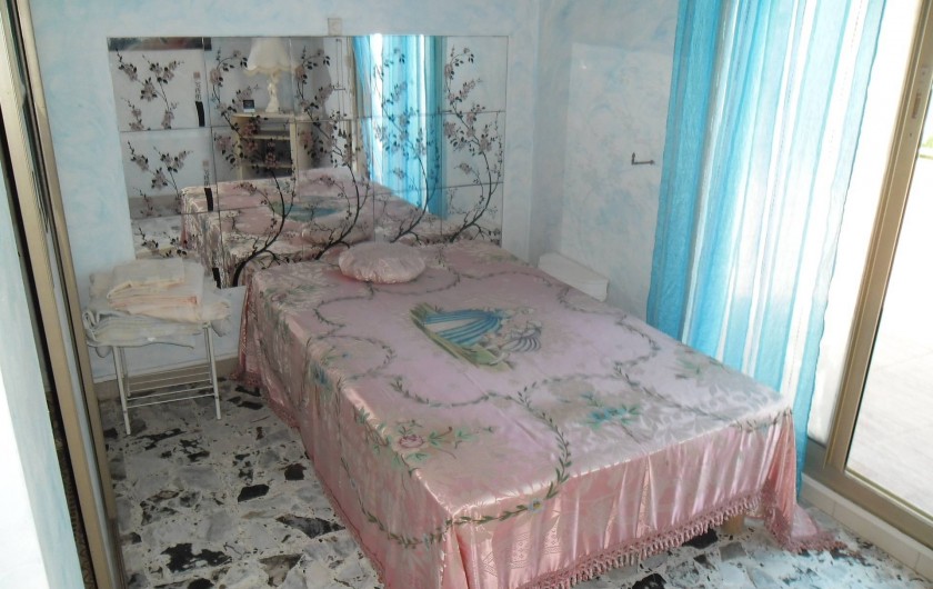 Location de vacances - Appartement à Six-Fours-les-Plages - chambre donnant sur la terrasse et grande penderie