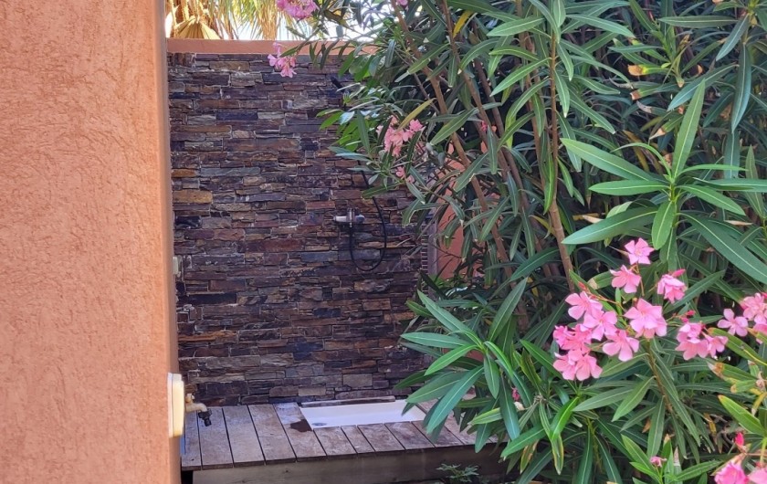 Location de vacances - Villa à Les Issambres - douche et WC extérieur