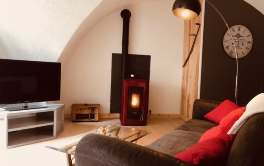 Location de vacances - Appartement à Chauvet - Salon avec poêle à granulé
