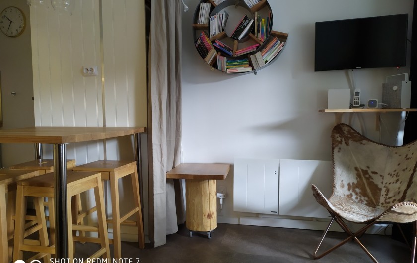 Location de vacances - Studio à Saint-Lary-Soulan - pièce à vivre avec coin bibliothèque, jeux enfants, jeux de société, TV