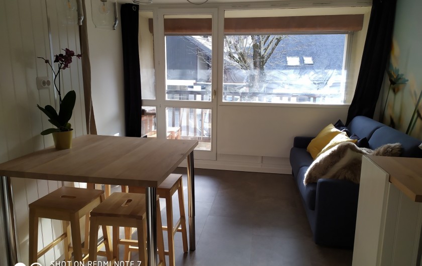 Location de vacances - Studio à Saint-Lary-Soulan - pièce à vivre avec baie vitrée et balcon exposé Sud