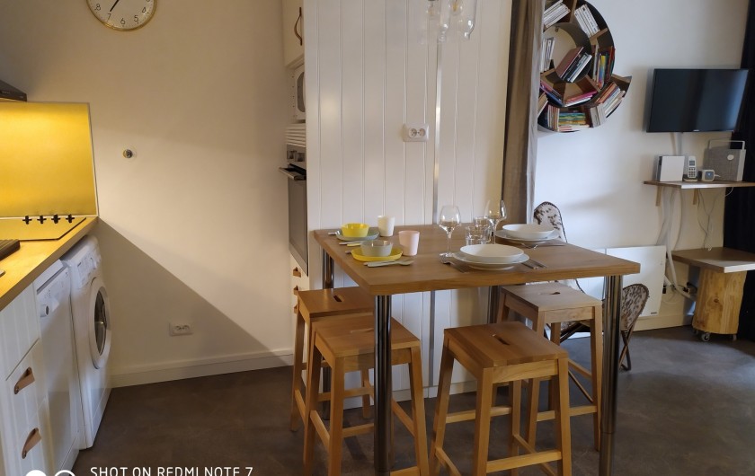 Location de vacances - Studio à Saint-Lary-Soulan - cuisine (lave-vaisselle, lave-linge, colonne four et microonde) et coin repas.