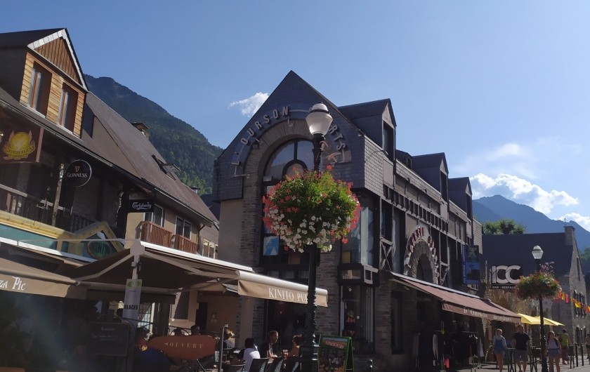 Location de vacances - Studio à Saint-Lary-Soulan - les commerces du centre-ville à 50 m par le "passage des oiseaux" (piétons)