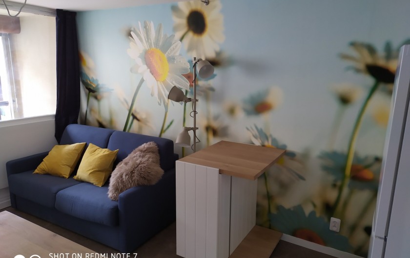 Location de vacances - Studio à Saint-Lary-Soulan - meuble nomade (roulettes) commode avec coin-bureau ou desserte/rallonge de table