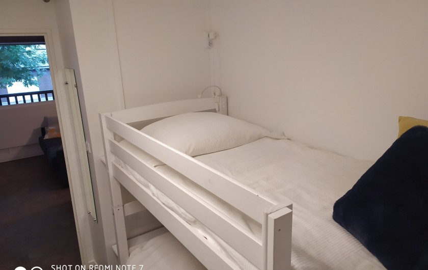 Location de vacances - Studio à Saint-Lary-Soulan - coin-nuit avec lits superposés (90*190). Par lit : tablette, liseuse, prise