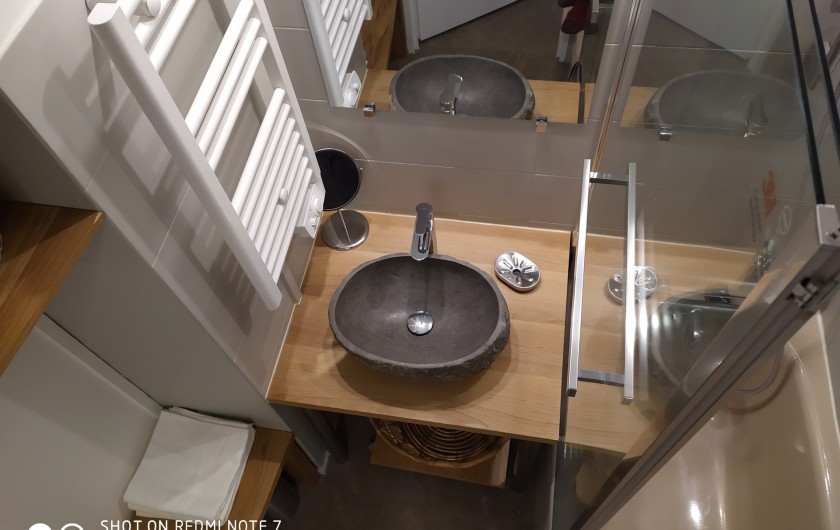 Location de vacances - Studio à Saint-Lary-Soulan - salle de bain : vasque en pierre, étagères, sèche-serviette et baignoire