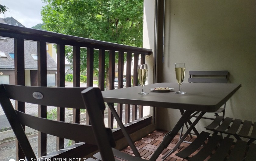 Location de vacances - Studio à Saint-Lary-Soulan - balcon en plancher de bois, exposé Sud