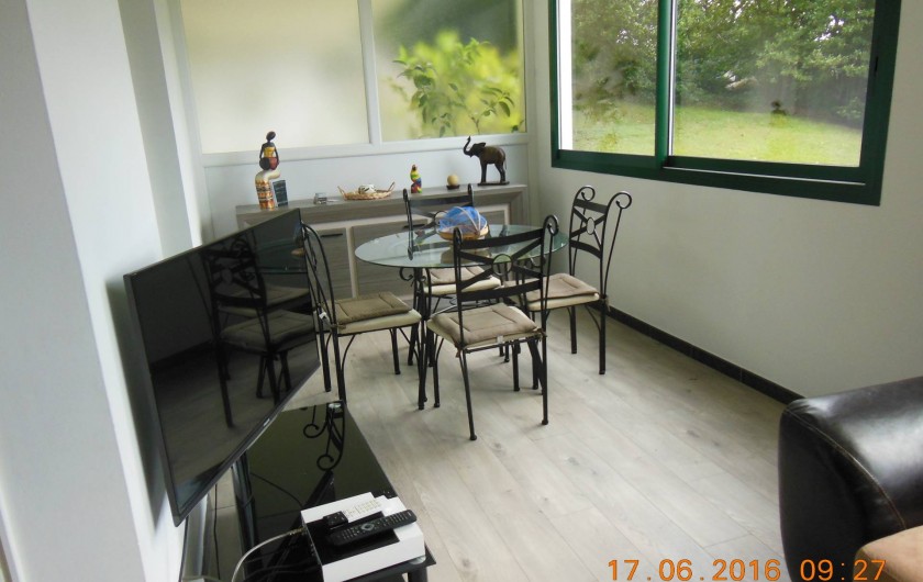 Location de vacances - Appartement à Bidart - Terrasse coté gauche coin repas