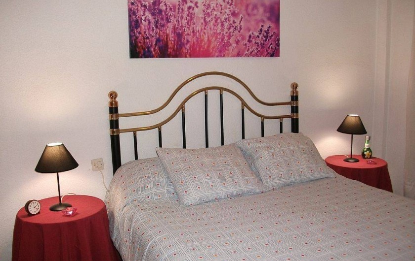Location de vacances - Appartement à Puerto de Mazarrón - chambre literie neuve avec un grand lit 150 x 190 et un grand aimoire
