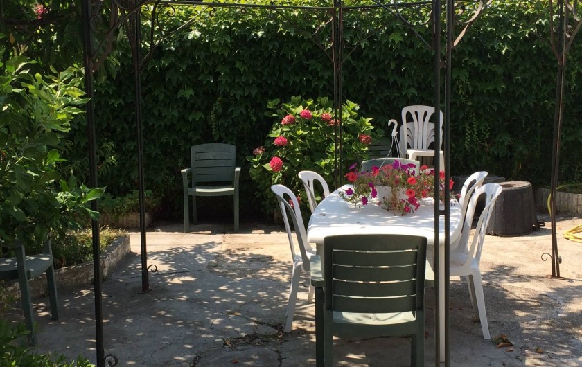 Location de vacances - Appartement à Antibes - un autre coin repas dans le jardin