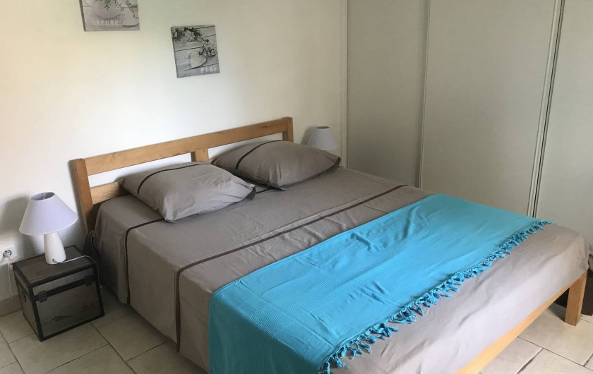 Location de vacances - Appartement à Antibes - la chambre 1 avec son grand lit de 140 et son grand placard