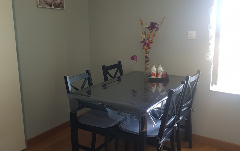 La suite familiale studio "bruyères" Table dans la même pièce que le BZ -