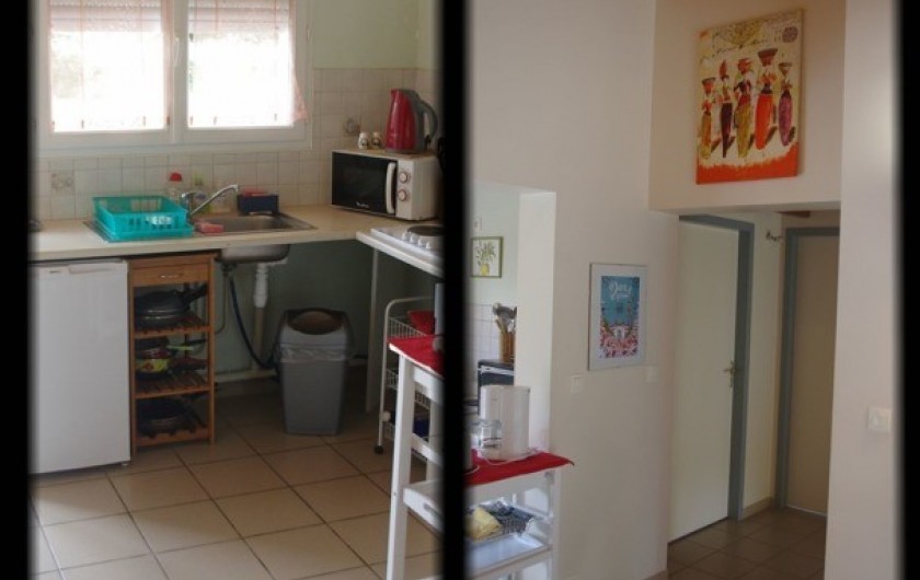 Location de vacances - Gîte à Angoumé - RDC : Salle à manger avec banquette convertible - salon - cuisine 24.00m²