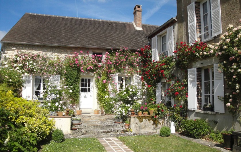 Location de vacances - Chambre d'hôtes à Saint-Loup-de-Naud - Façade de la maison