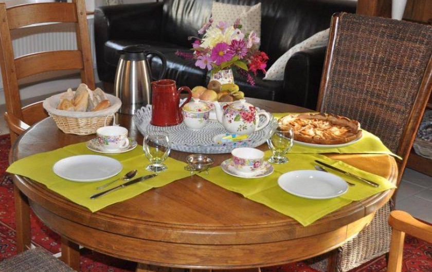 Location de vacances - Chambre d'hôtes à Saint-Loup-de-Naud - Table du petit-déjeuner