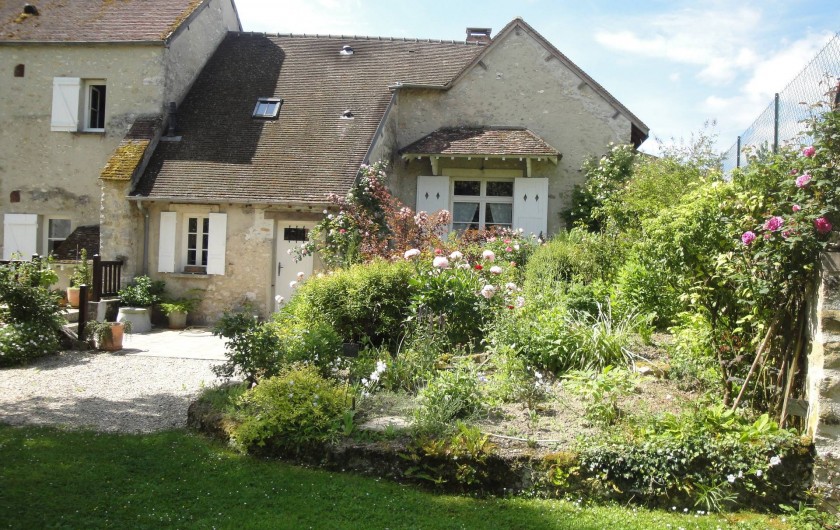 Location de vacances - Chambre d'hôtes à Saint-Loup-de-Naud - Massif à l'arrière de la maison