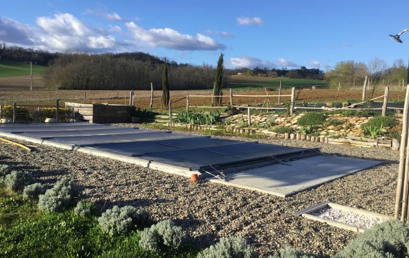 Location de vacances - Gîte à Lendou-en-Quercy - Une bâche renforcée par des barres  qui assure la sécurité .