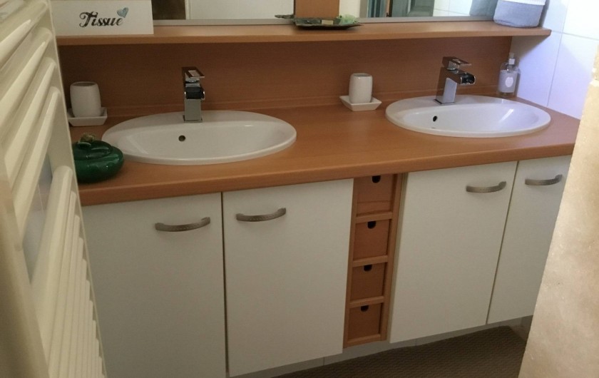 Location de vacances - Gîte à Lendou-en-Quercy - Salle d'eau à l'étage avec douche à l'italienne.