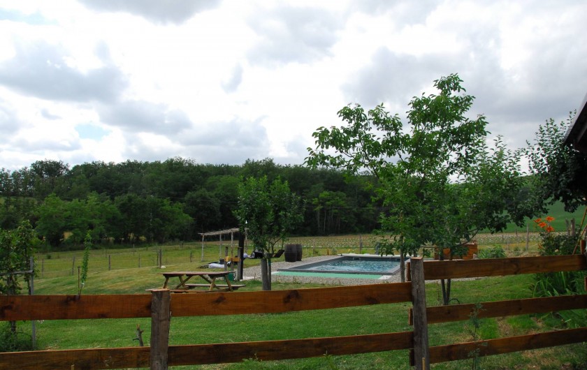 Location de vacances - Gîte à Lendou-en-Quercy - piscine au sel avec une bâche à barre pour la sécurité coté bois
