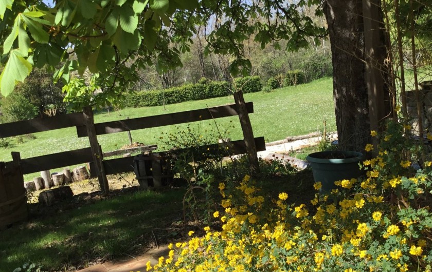 Location de vacances - Gîte à Lendou-en-Quercy - Vue de la terrasse au rdc