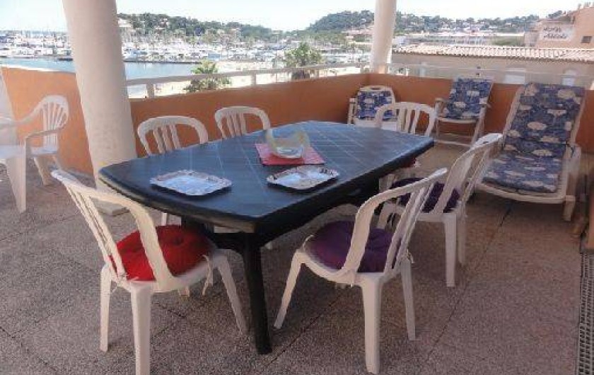 Location de vacances - Appartement à Cavalaire-sur-Mer - Terrasse vers le sud/ le port