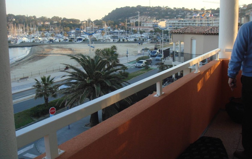 Location de vacances - Appartement à Cavalaire-sur-Mer - Vue Vers le port