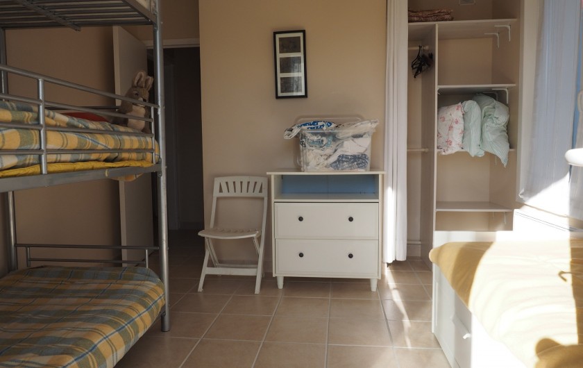 Location de vacances - Appartement à Merville-Franceville-Plage - Chambre enfants lit superposé 3 étages, 1 lit simple 80/190
