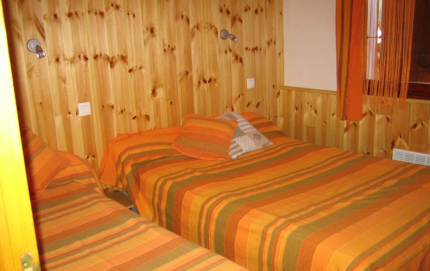 Location de vacances - Appartement à Guillestre - Chambre 3 couchages avec placard