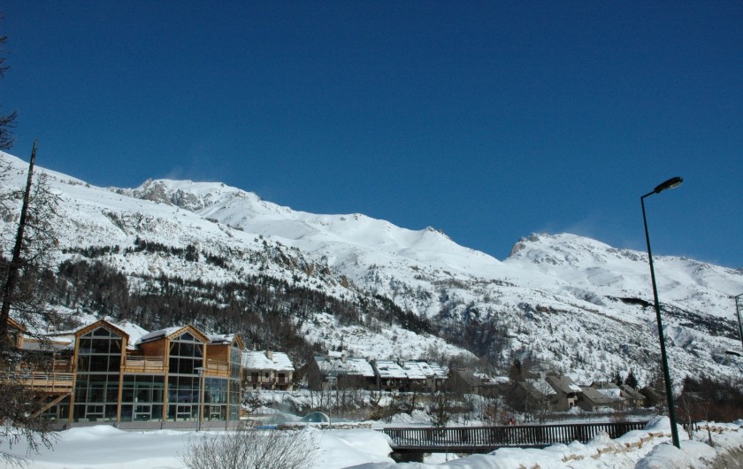 Location de vacances - Appartement à Le Monêtier-les-Bains - Vue de la résidence à droite des Grands Bains