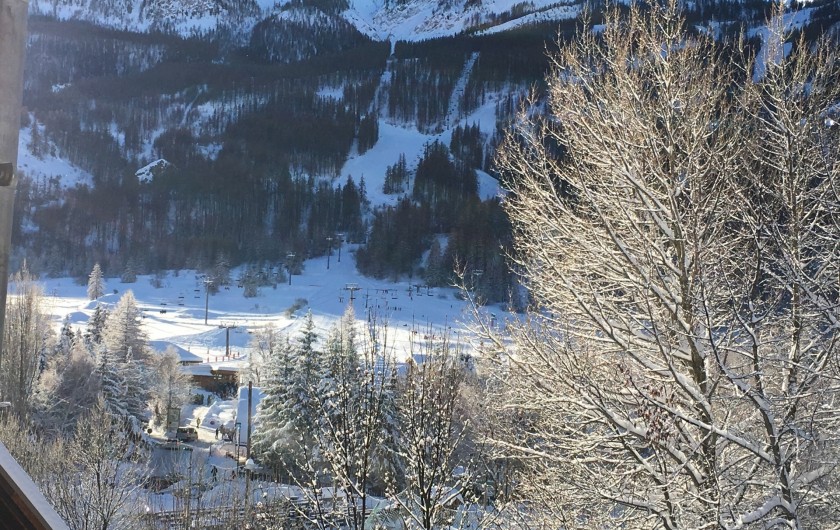 Location de vacances - Appartement à Le Monêtier-les-Bains - Vue des pistes en face