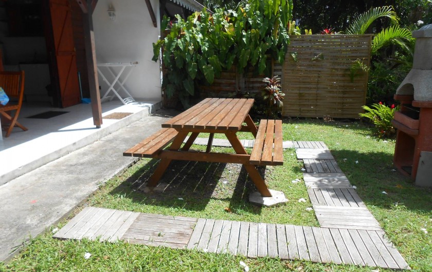 jardin privatif avec table de pic nique bungalow n°2