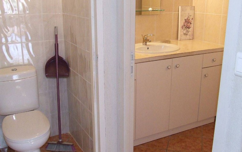 Location de vacances - Appartement à La Cadière-d'Azur - salle de bain ou on a la place de poser ses trousses de toilette