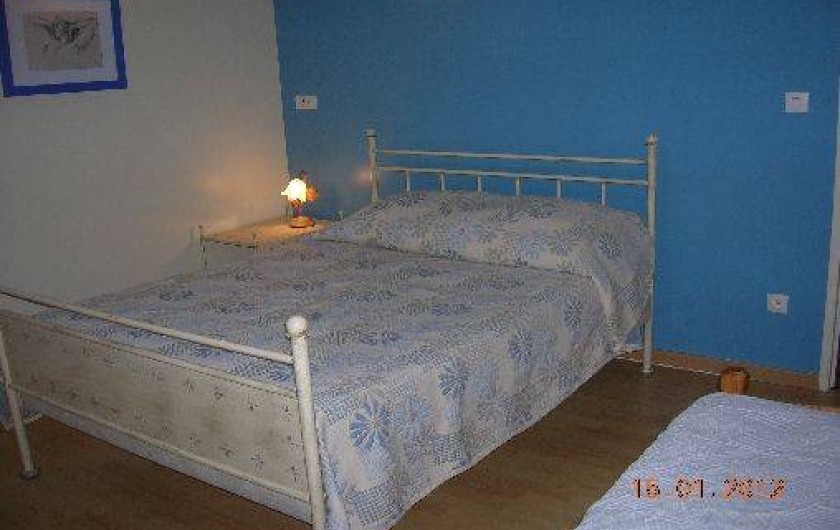 Location de vacances - Gîte à Thénac - Chambre 3 à l'étage, 1 lit de 140 plus 1 lit de 90.