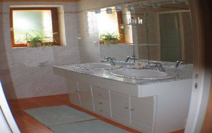 Salle de bain du RDC avec douche d'angle.