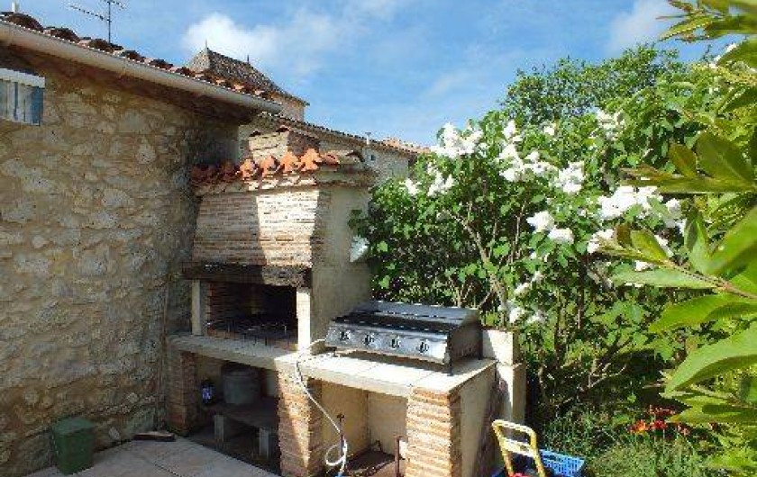 Location de vacances - Gîte à Thénac - Barbecue & plancha sur la terrasse, à votre service.