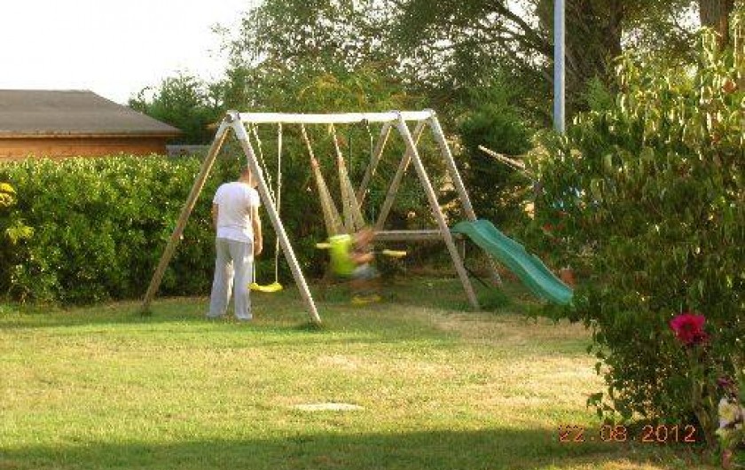 Location de vacances - Gîte à Thénac - Jeux d'enfants à l'exterieur, maisonnettes, balançoire, trampoline,