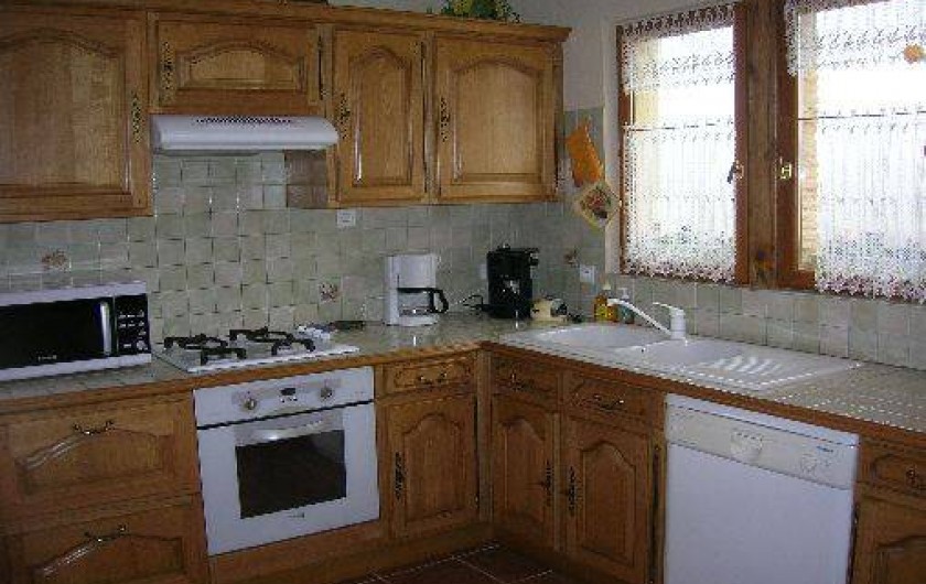 Location de vacances - Gîte à Thénac - Cuisine bien équipée, 20 couverts, tout le necéssaire pour cuisiner.