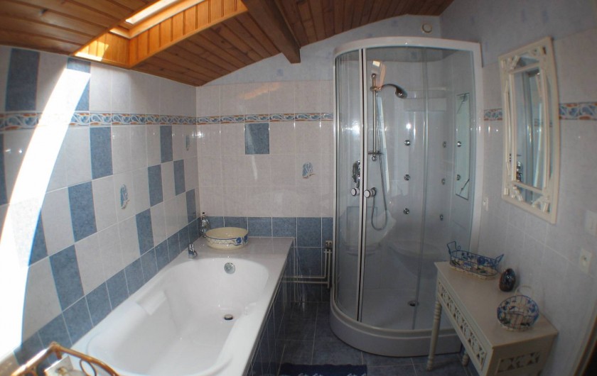 Location de vacances - Gîte à Thénac - Salle de bain de l'étage avec lavabo, baignoire, douche d'angle.