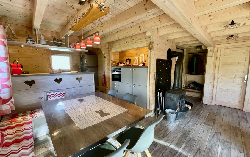 Location de vacances - Chalet à La Pesse - Coin repas vue du salon