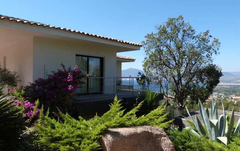 Location de vacances - Villa à Porticcio - Chambre parents avec terrasse vue de l'extérieur