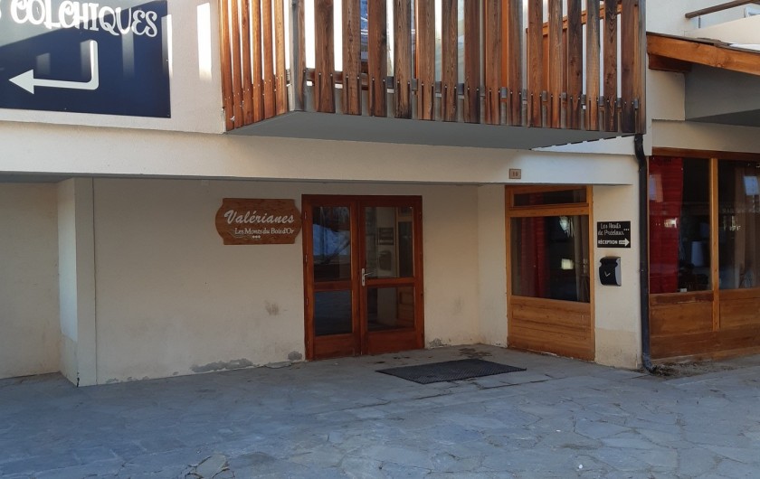 Location de vacances - Appartement à Les Orres - acces a l'appartement sans escalier niveau 0 directement sur la place.