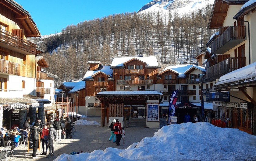 Location de vacances - Appartement à Les Orres - place centre station 1800 tous commerces et restaurants .