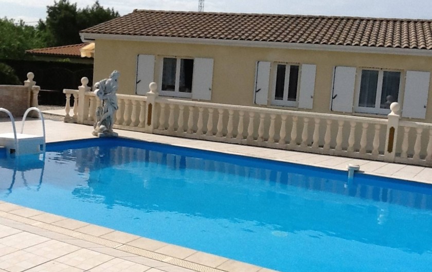 Location de vacances - Villa à Saint-Vivien-de-Médoc - Accès libre à la piscine