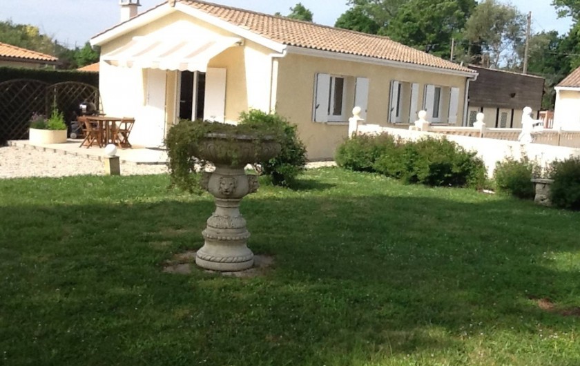 Location de vacances - Villa à Saint-Vivien-de-Médoc - La maison avec sa terrasse et son auvent