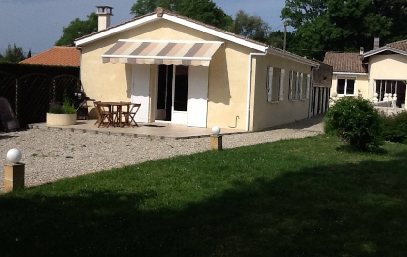 Location de vacances - Villa à Saint-Vivien-de-Médoc - La maison avec sa terrasse et son auvent