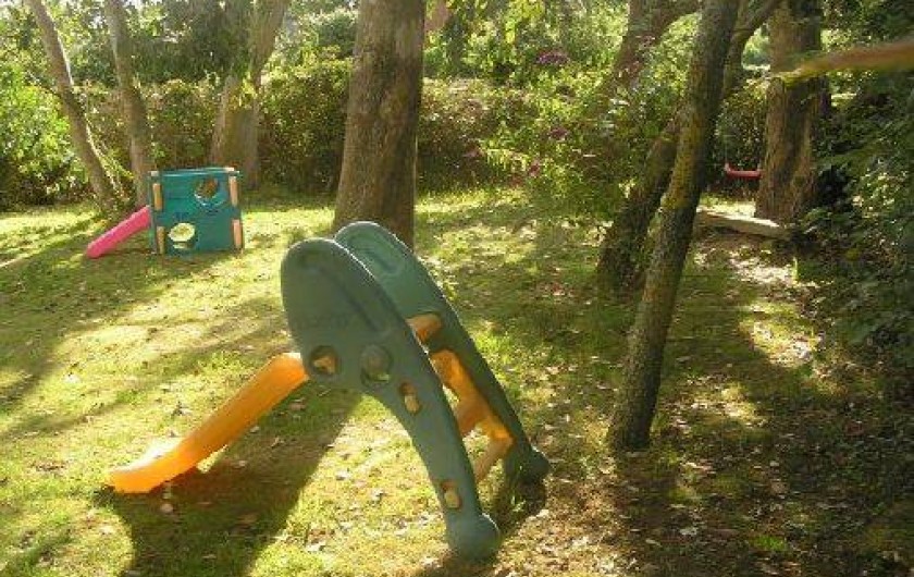 Location de vacances - Villa à Cancale - Des jeux variés pour les petits dans le jardin.