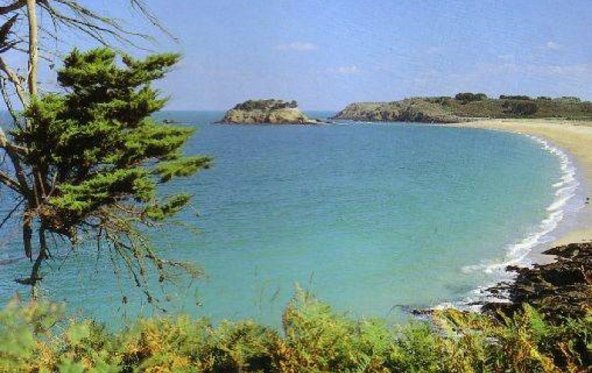 Location de vacances - Villa à Cancale - La plage et l'île du Guesclin accessibles en 10mn à pied par le GR34.