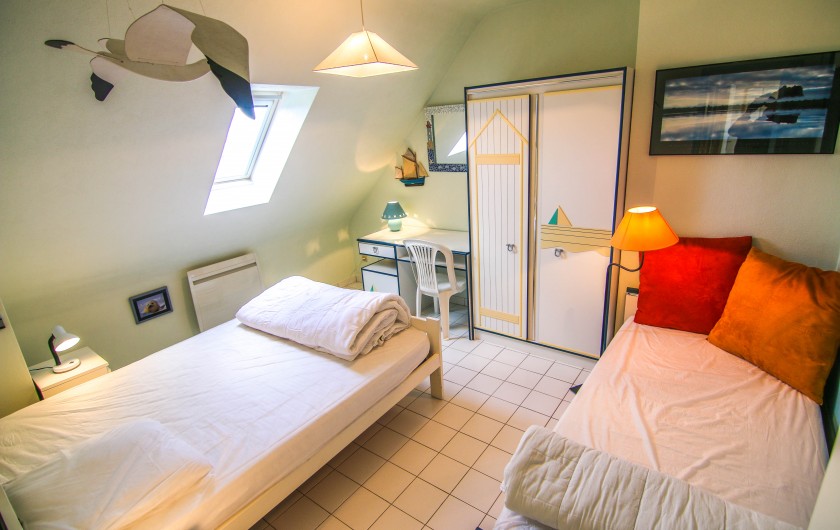 Location de vacances - Villa à Cancale - Chambre 2 avec petite vue sur mer.