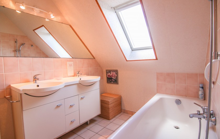 Location de vacances - Villa à Cancale - Une salle de bain spacieuse au 1er étage.