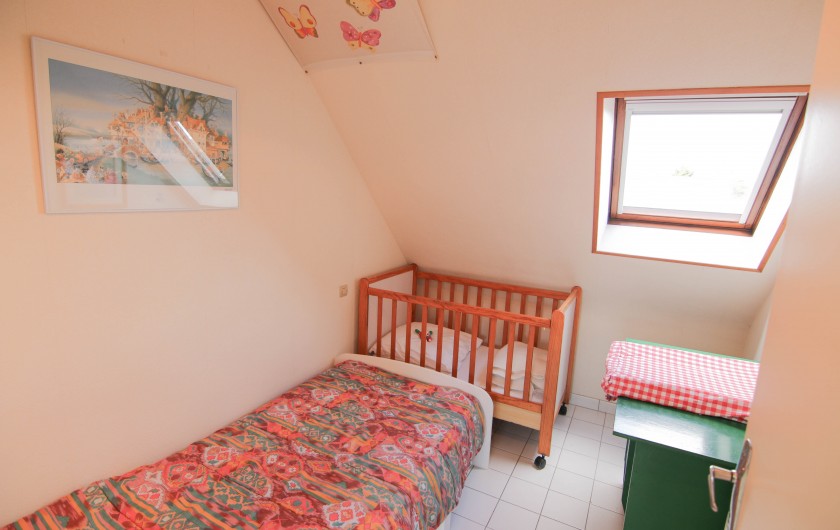 Location de vacances - Villa à Cancale - La chambre de bébé attenante à la chambre parentale.